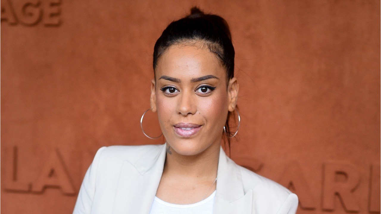 GALA VIDEO - Amel Bent, maman gaga, partage un joli cliché de ses filles Sofia et Hana en vacances