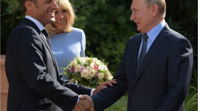 GALA VIDÉO - Emmanuel et Brigitte Macron trop bronzés ? L’étonnante phrase de Vladimir Poutine en arrivant à Brégançon