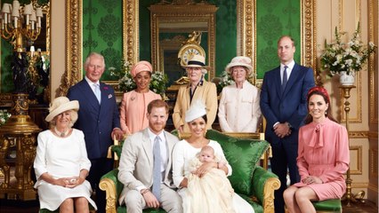 GALA VIDÉO - Kate Middleton mal à l’aise sur la photo de baptême d’Archie ?