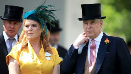 GALA VIDEO - Sarah Ferguson en galante compagnie à Capri… et ce n’est pas le prince Andrew !
