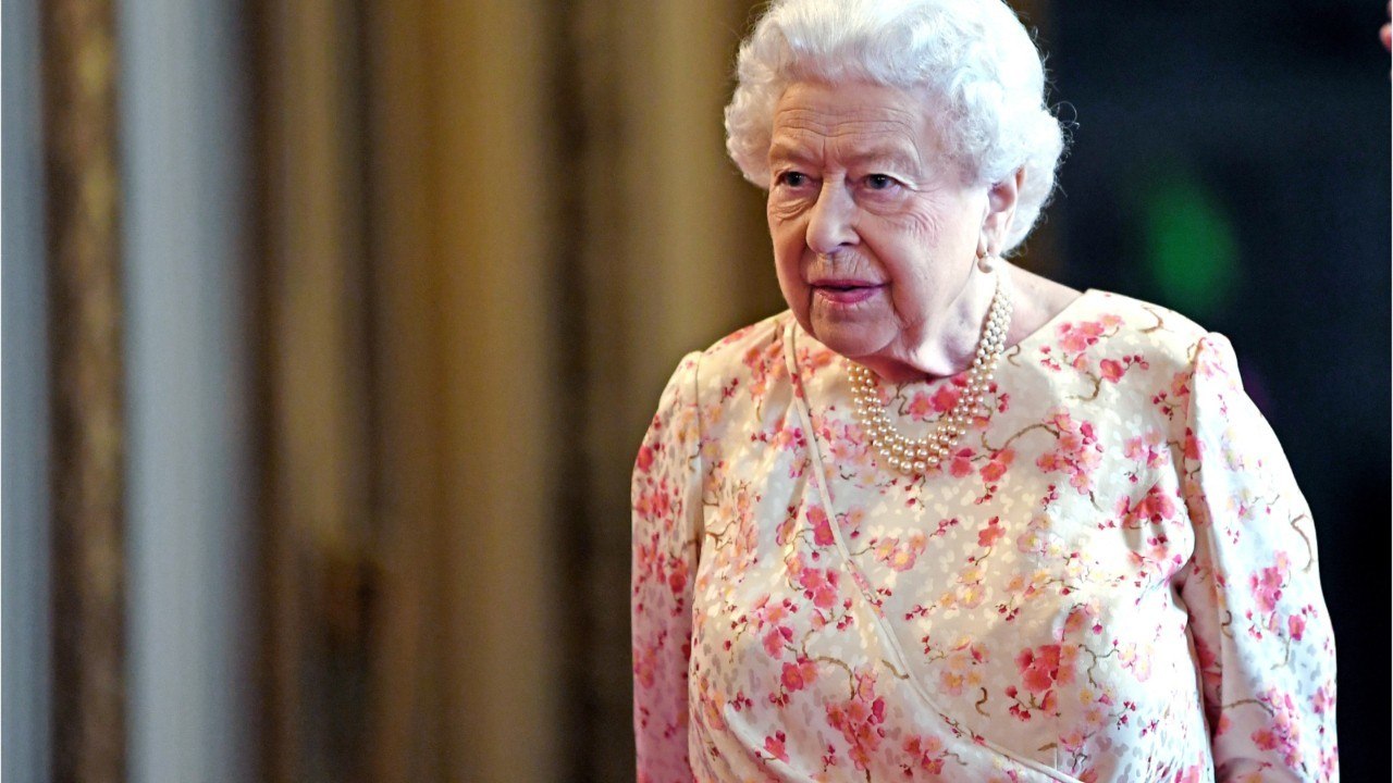 GALA VIDEO - Elizabeth II a une habitude très touchante avec le prince George, quand il reste dormir à Buckingham