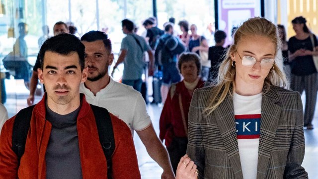 GALA VIDÉO - Joe Jonas et Sophie Turner : pourquoi le DJ de leur mariage a été « privé de son portable
