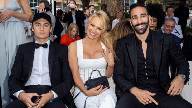 GALA VIDEO - Pamela Anderson met la pression à son fils de 22 ans, Brandon, au sujet de sa vie sentimentale