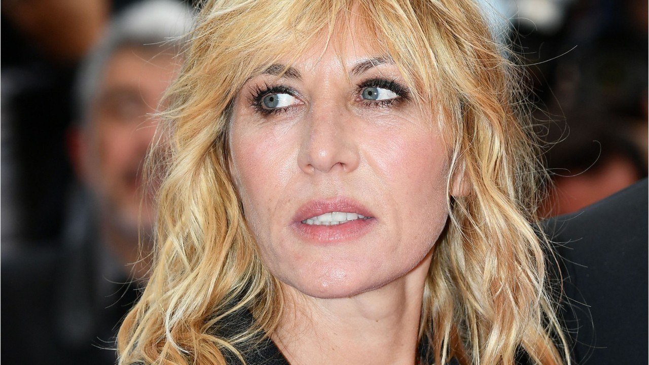 GALA VIDÉO - Johnny Hallyday “entouré de faux-culs” : les révélations de Mathilde Seigner