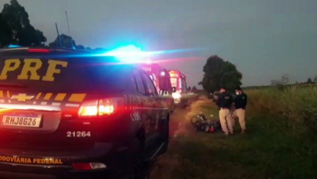 Duas mulheres ficam feridas ao caírem de moto na BR-369 após pneu furar