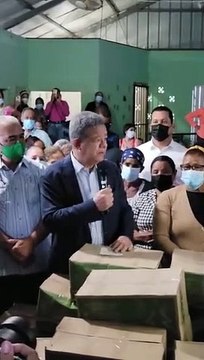 Leonel inicia entrega de cajas navideñas