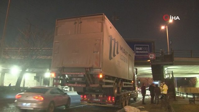 Ankara’da çekicinin taşıdığı kamyon köprüye takıldı