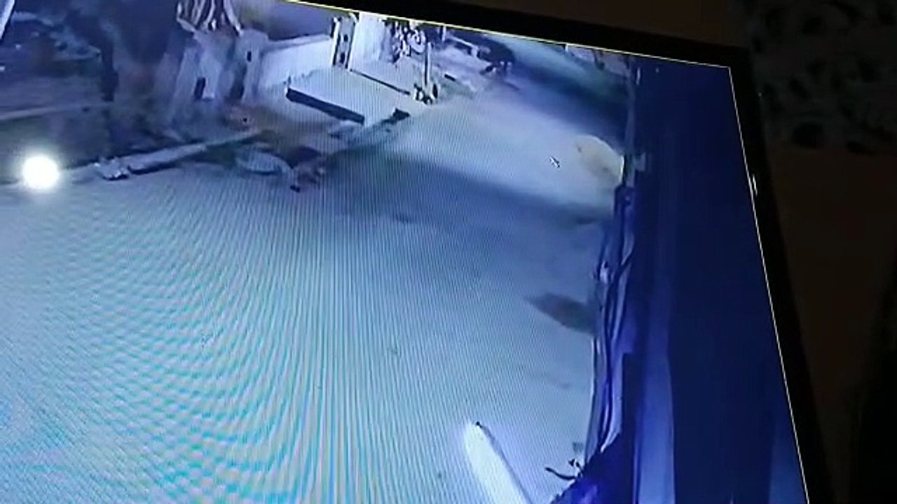 पिता की मौत का शोक मना रहे बेटे को घर से बाहर बुलाकर दनादन दागी गोलियां, सीसीटीवी में कैद हुई घटना