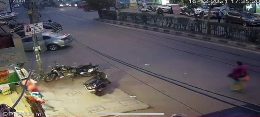 என்னங்க இது.. டெல்லியில் நடுரோட்டில் இப்படி எல்லாம் கூட நடக்குமா.. வைரலாகும் வீடியோ காட்சிகள்!