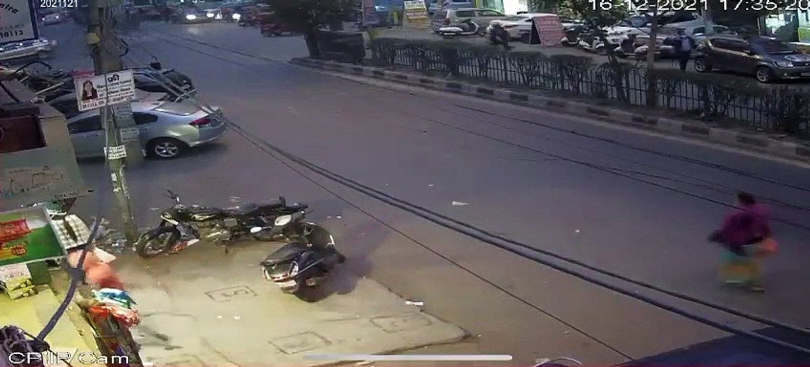 என்னங்க இது.. டெல்லியில் நடுரோட்டில் இப்படி எல்லாம் கூட நடக்குமா.. வைரலாகும் வீடியோ காட்சிகள்!