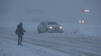 Yüksekova kar altında... Karda kayan araçlar vatandaşı yolda bıraktı