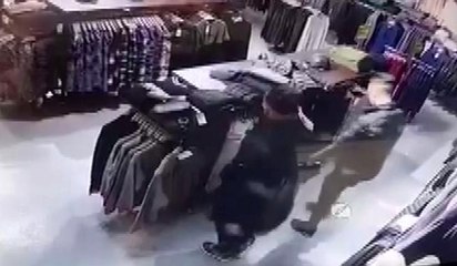 Kıyafetleri denediler, katladılar, çantalarına koyup kaçtılar... O anlar kameralara böyle yansıdı