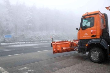 Bolu Dağı'nda kar yağışı ve sis etkili oluyor