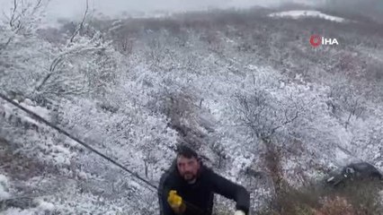Uçurumdan yuvarlanan otomobil vinç yardımıyla kurtarıldı