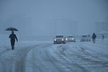 YÜKSEKOVA'DA KAR YAĞIŞI