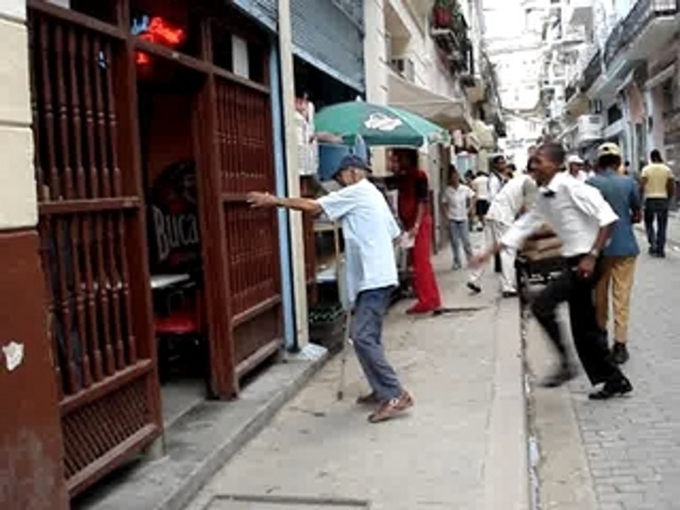 homme agé qui danse dans les rues de La Havane à Cuba