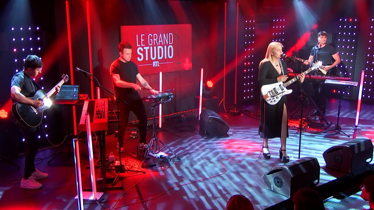 Louane interprète "Tornade" dans "Le Grand Studio RTL"