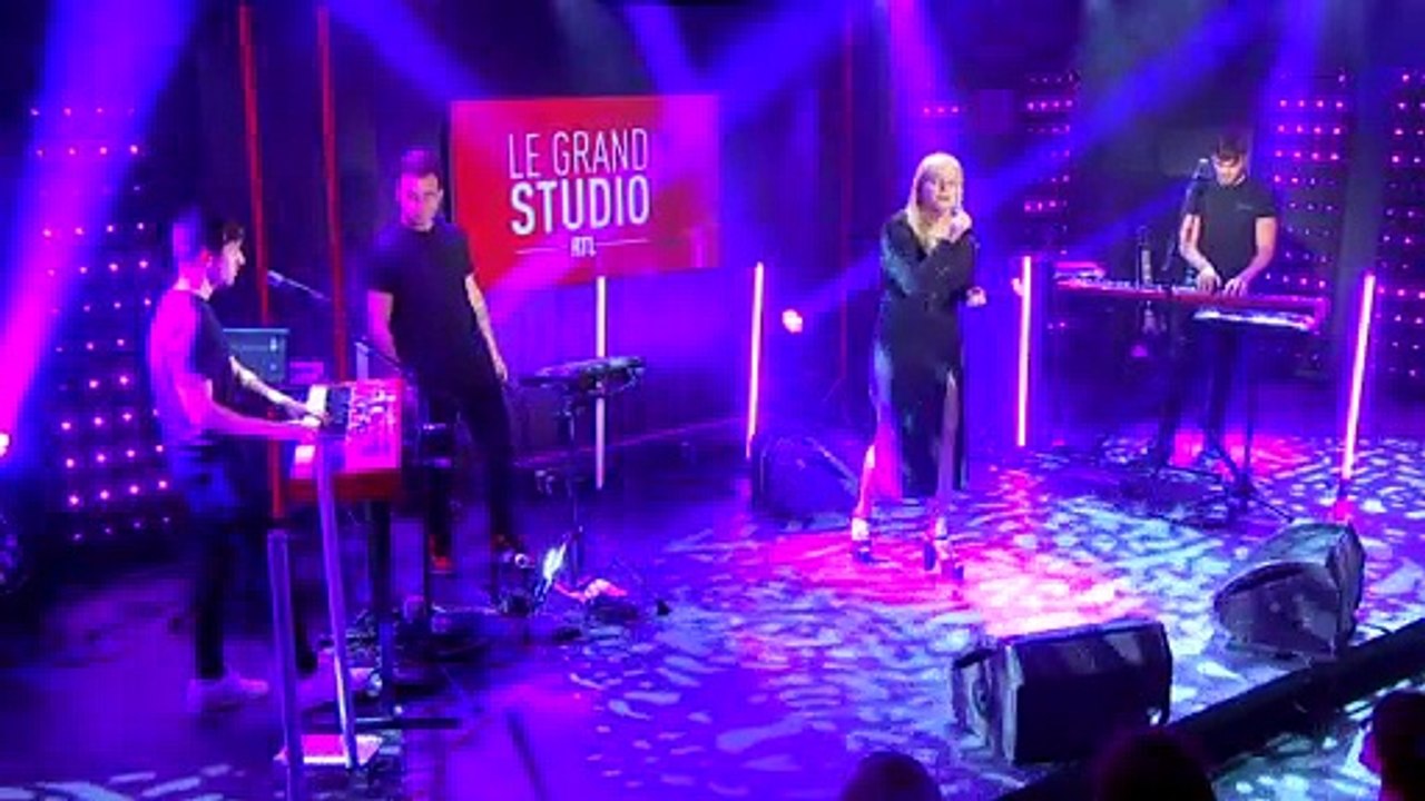 Louane interprète "Aimer à mort" dans "Le Grand Studio RTL"