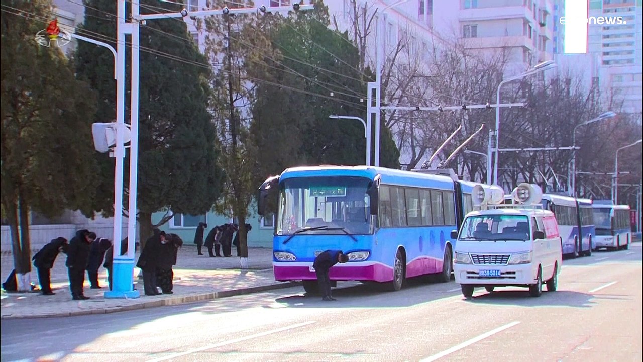 شاهد: كوريا الشمالية تقف ثلاث دقائق صمت في الذكرى العاشرة لوفاة كيم جونغ إيل