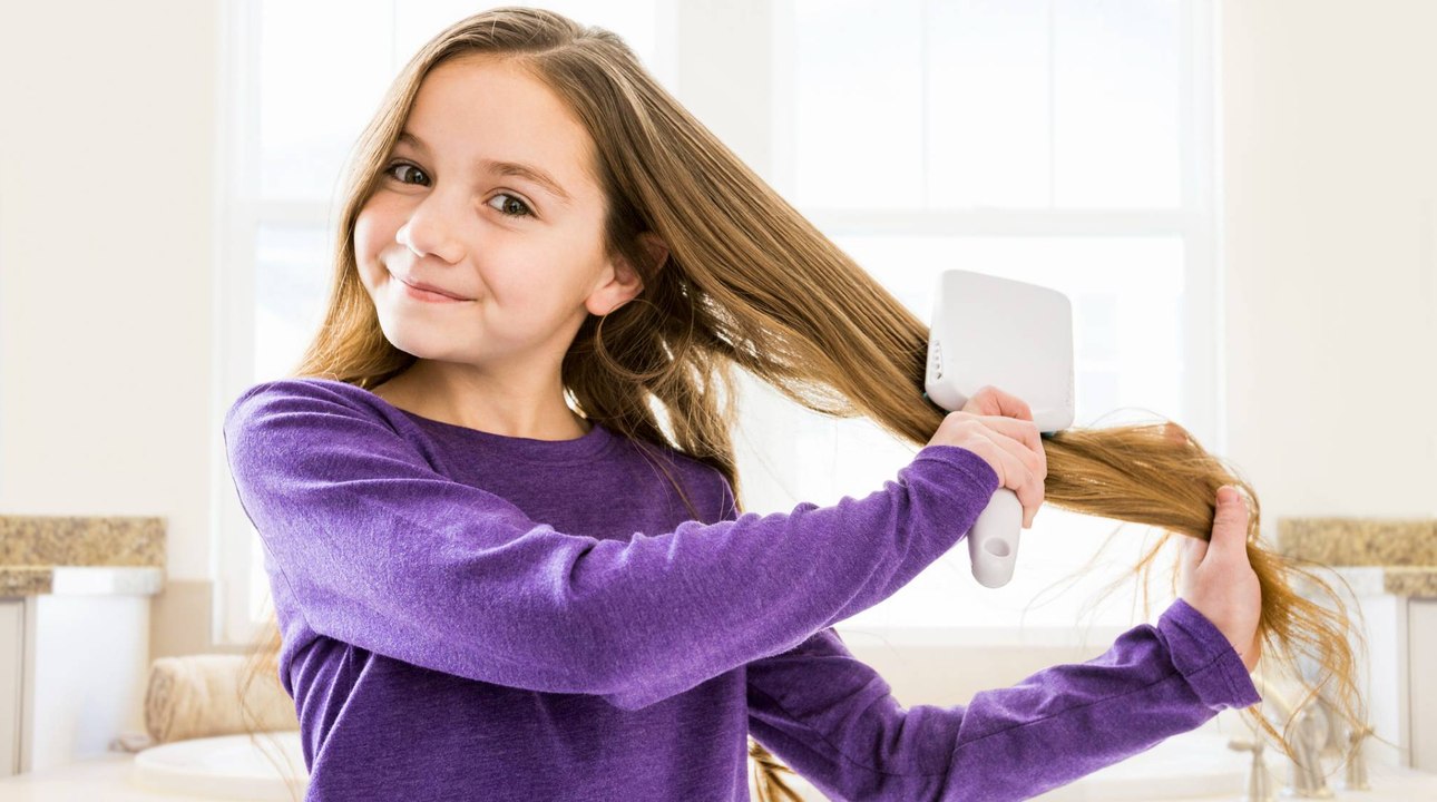 Comment apprendre à mon enfant à se démêler les cheveux ?
