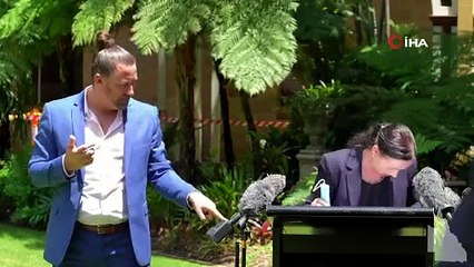 Bakan açıklama yaparken üzerine tırmandı! Toplantı bir anda buz kesti!