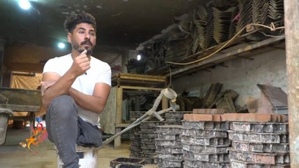 فلسطيني يهزم الإعاقة والبطالة ويؤسس مشغل لصناعة البلاط