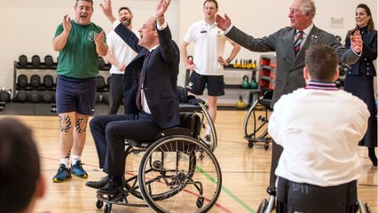 GALA VIDÉO - Le prince William et Charles plus complices que jamais : cette photo blessante pour Harry