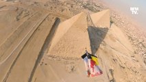 À 250 km/h, ces deux Français volent en wingsuit au-dessus des pyramides de Gizeh en Égypte