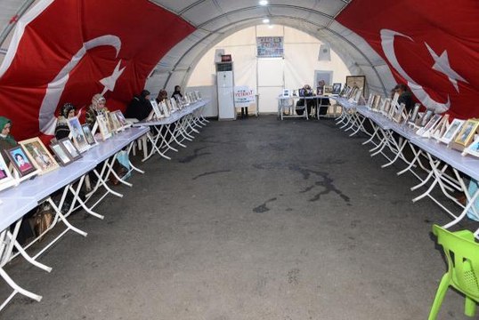 EVLAT NÖBETİNDEKİ ANNEDEN KIZINA SENİ ALMADAN GİTMEYECEĞİM