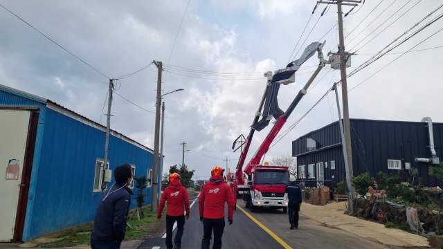 제주, 강풍에 피해 잇따라...항공편 일부 결항 / YTN