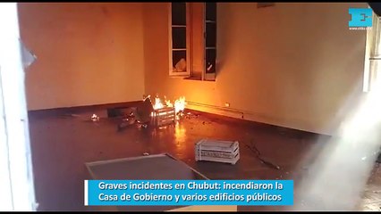 Graves incidentes en Chubut incendiaron la Casa de Gobierno y varios edificios públicos