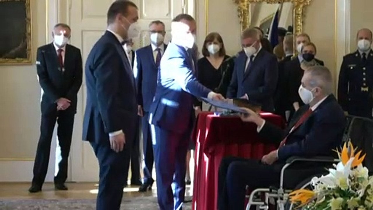 Neues tschechisches Kabinett vereidigt: Notstand über Weihnachten hinaus?