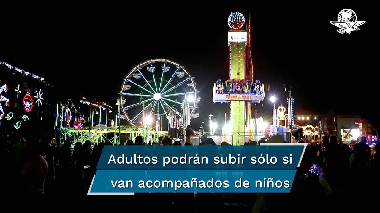 Regresan familias al Zócalo navideño