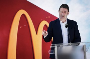 Se ordenó al ex director ejecutivo de McDonald's que reembolsara a la compañía $105 millon