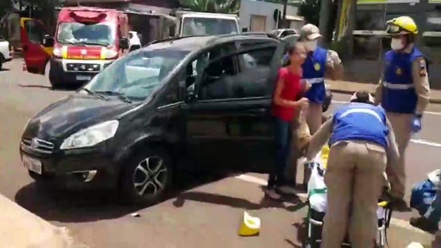 Mais uma vez! Forte colisão entre carros é registrada no cruzamento das Ruas Souza Naves e Cuiabá; Carro capota