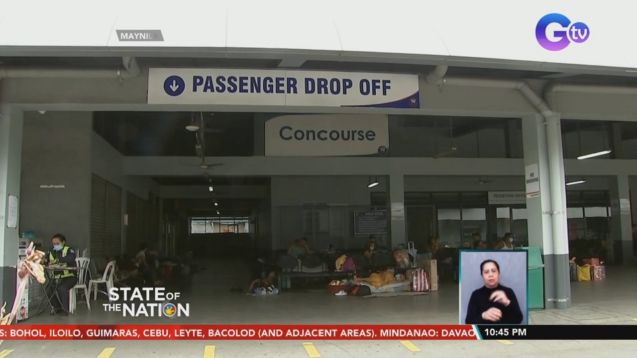 Ilang pasahero na nakansela ang biyahe pauwi dahil sa Bagyong Odette, sa labas ng terminal na natutulog | SONA