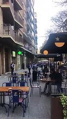 Terror en Les Corts por un hombre armado con un cuchillo