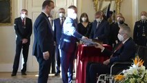 شاهد: الحكومة التشيكية الجديدة تؤدي اليمين الدستورية أمام الرئيس ميلوس زيمان بالقصر الرئاسي