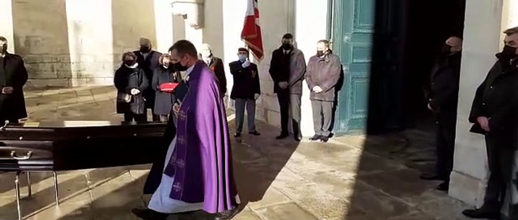 L’arrivée du cercueil de Jacques Auxiette à l'église Saint-louis de La Roche-sur-Yon