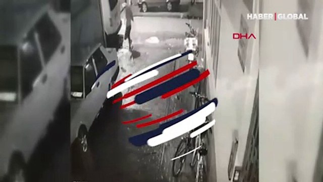 Otomobillerden hırsızlık yapan iki şüpheli güvenlik kamerasına yakalandı