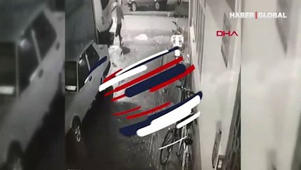 Otomobillerden hırsızlık yapan iki şüpheli güvenlik kamerasına yakalandı