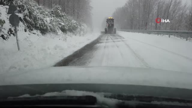 Ekipler Kartepe'de lapa lapa yağan kar ile böyle mücadele ediyor