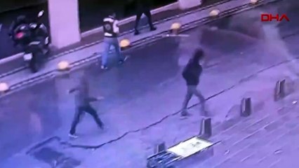 Yolda yürüyen kişinin çantasını keserek 9 bin doları çaldı