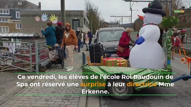 Parade de Noël pour le départ à la retraite d'une directrice d'école à Spa