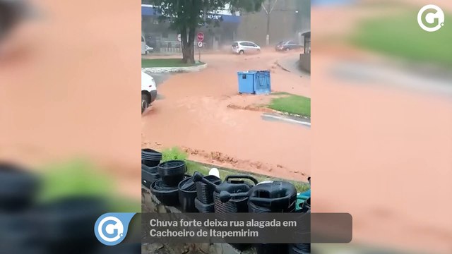 Chuva forte deixa rua alagada em Cachoeiro de Itapemirim