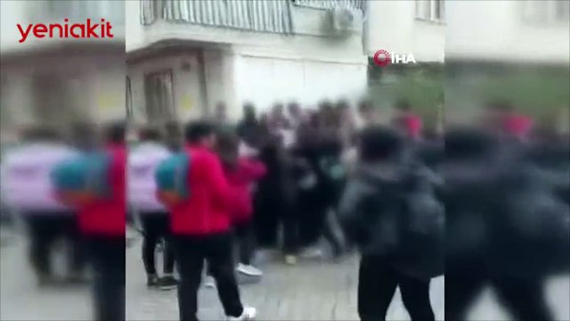 Rezalet! Kız öğrenciler saç baç kavga etti, arkadaşları gülerek izledi