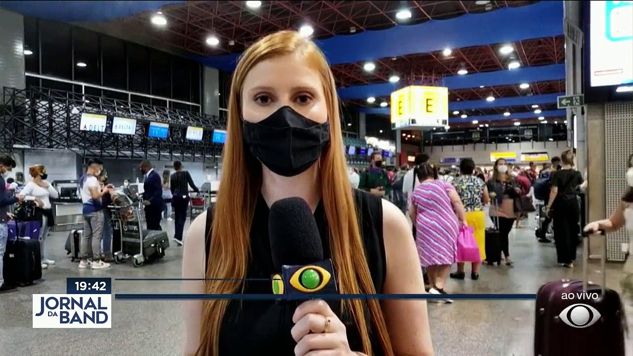 Passageiros sofrem atrasos com cancelamento e remanejamento de voos no aeroporto de Guarulhos.