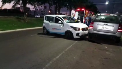 Mulher fica encarcerada em Mobi após colidir com Sportage na Avenida da FAG