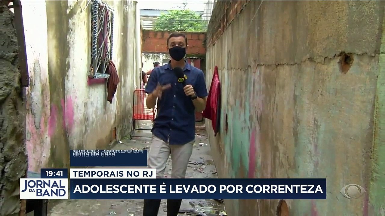 Bombeiros procuram por um menino de 13 anos levado pela correnteza de um rio durante um temporal na Baixada Fluminense. Várias regiões foram afetadas pelos temporais no Rio de Janeiro. #BandJornalismo