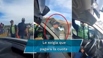 Exhiben a policía que ayudaba a yaquis a cobrar cuota en bloqueo carretero en Sonora